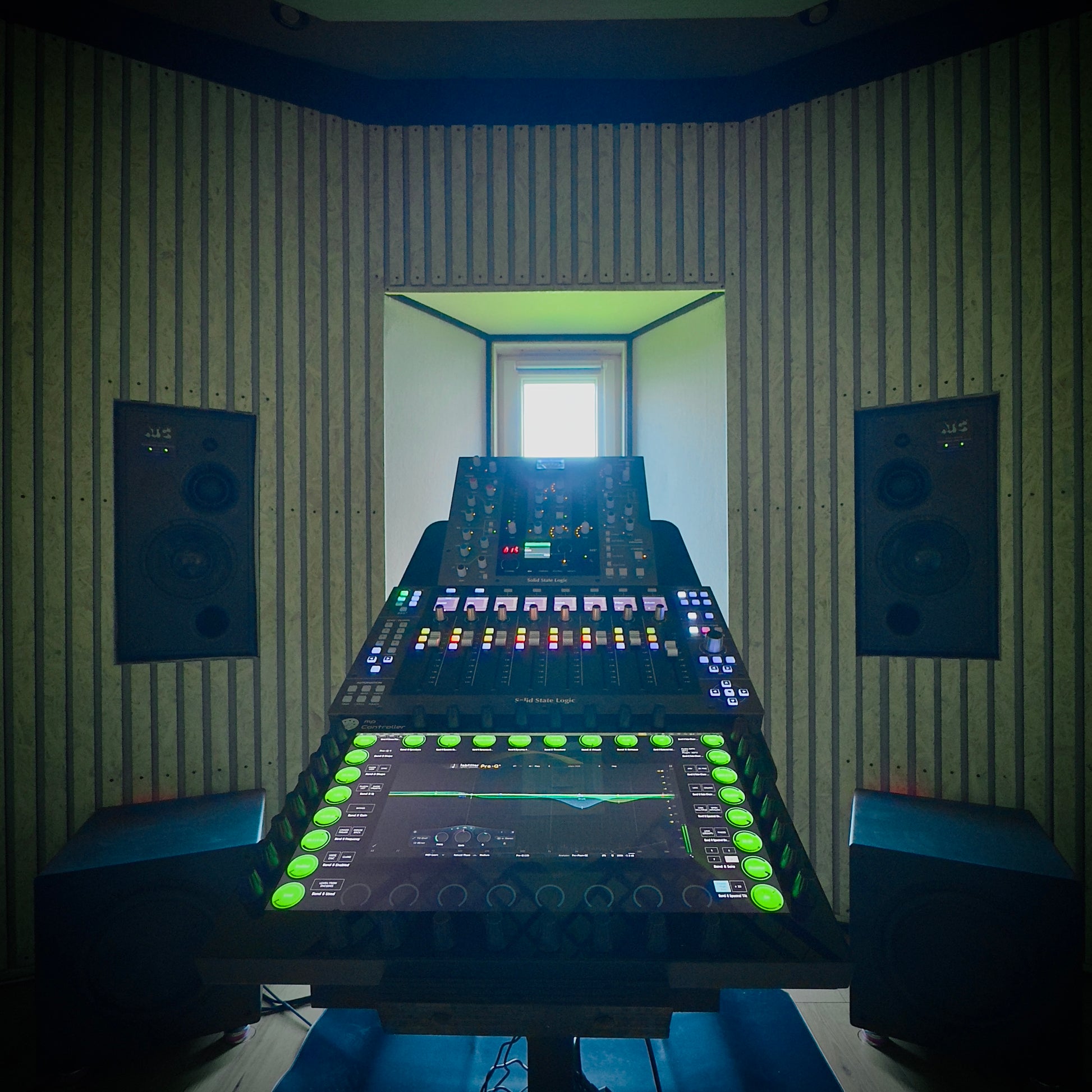 Hybrid Stem Mastering at Black View Studio – hardware detail